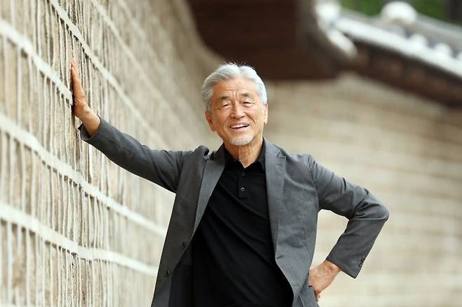 음악인 장사익이 서울 중구 컨퍼런스하우스 달개비 앞에서 포즈를 취하고 있다. 뉴스1