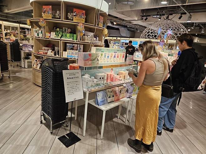 지난 3일 일본 도쿄 시부야 로프트 매장에서 소비자들이 K뷰티 매대를 둘러보고 있다. 사진=이정화 기자