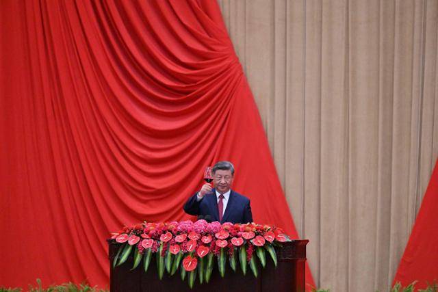 시진핑 중국 국가주석이 지난달 30일 중국 베이징 인민대회당에서 열린 제76주년 중국 국경절 리셉션에 참석해 연설 뒤 내빈들에게 건배를 제의하고 있다. 베이징=AFP 연합뉴스