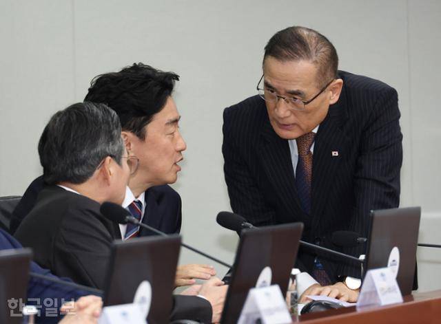 강훈식(가운데) 대통령비서실장과 위성락(오른쪽) 국가안보실장, 김용범 정책실장이 13일 용산 대통령실에서 열린 수석보좌관회의에서 대화하고 있다. 왕태석 선임기자