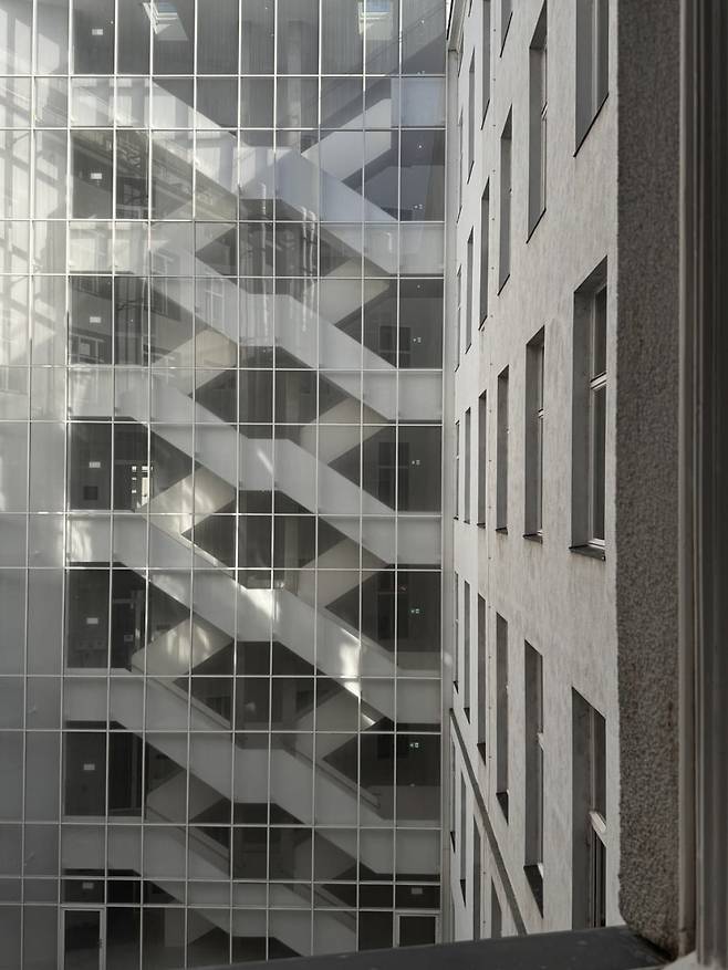 우정저축은행 내부 전경. ©Bora Kim