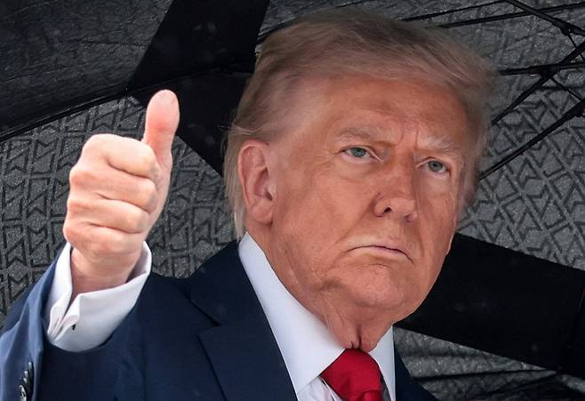 12일(현지시간) 미국 메릴랜드 앤드루스 합동기지에서 이스라엘로 향하는 전용기에 탑승하며 엄지를 들어 보이는 도널드 트럼프 미국 대통령. 로이터연합뉴스