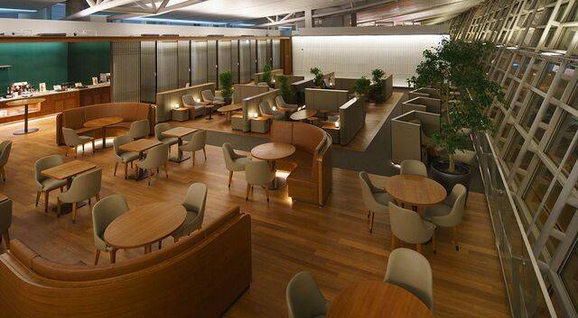 비즈니스 라운지에서는 호텔 출신 셰프가 직접 조리하는 라이브 키친과 뷔페를 운영 중이다. 인천국제공항 제1여객터미널 아시아나항공 비즈니스 스위트 라운지 전경. 회사 제공