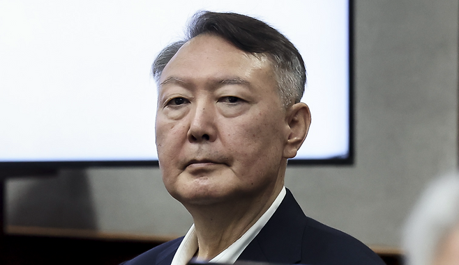 윤석열 전 대통령이 지난달 26일 서울 서초구 서울중앙지법에서 열린 특수공무집행방해, 직권남용 권리행사방해 등 혐의 사건 1차 공판에 출석해 있다. / 사진=연합뉴스