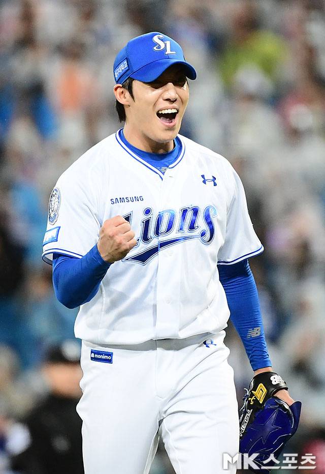 13일 오후 대구삼성라이온즈파크에서 ‘2025 신한 SOL Bank KBO 포스트시즌’ SSG 랜더스와 삼성 라이온즈의 준플레이오프(5전 3선승제) 3차전이 열렸다. 5회초 2사 2루에서 삼성 선발 원태인이 SSG 에레디아를 중견수 뜬공처리한 후 환호하고 있다. 사진(대구)=김영구 기자