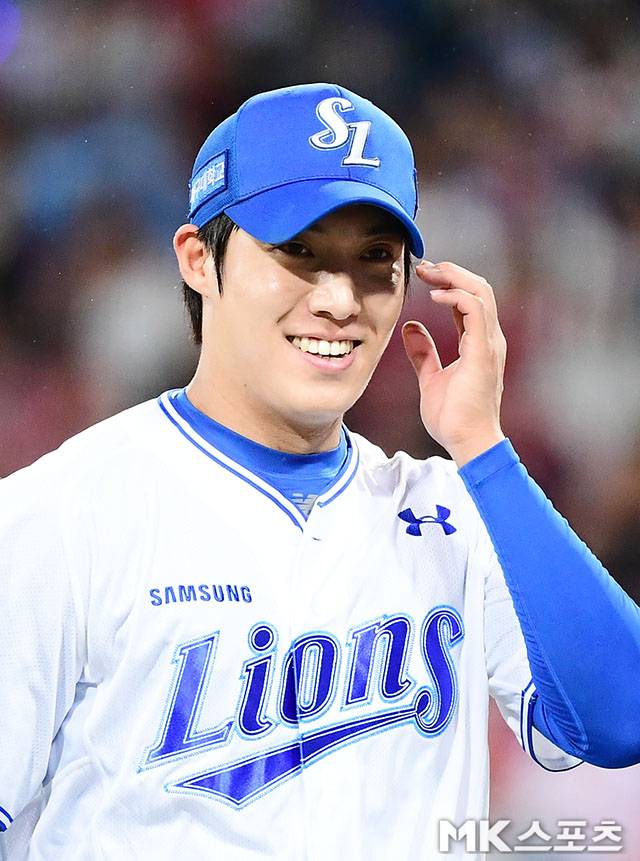 13일 오후 대구삼성라이온즈파크에서 ‘2025 신한 SOL Bank KBO 포스트시즌’ SSG 랜더스와 삼성 라이온즈의 준플레이오프(5전 3선승제) 3차전이 열렸다. 2회초 1사 1루에서 삼성 선발 원태인이 SSG 안상현을 병살처리한 후 미소를 지으며 마운드를 내려오고 있다. 사진(대구)=김영구 기자