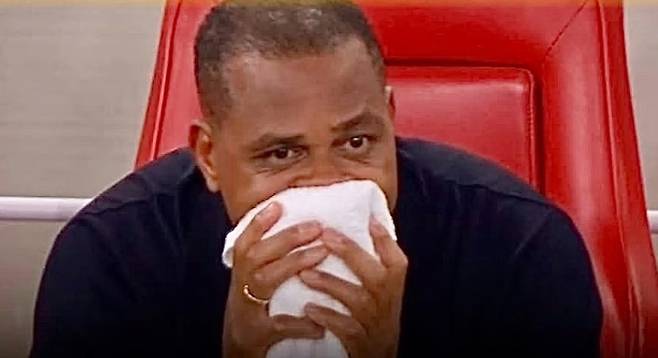 패트릭 클루이베르트 인도네시아 축구 국가대표팀 감독이 이라크전 패배 후 얼굴을 수건에 파묻고 있다. /사진=VN익스프레스 갈무리