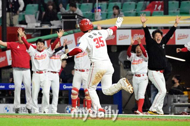 SSG 한유섬이 홈런을 친 뒤 더그아웃 동료들과 함께 기뻐하고 있다 / 마이데일리