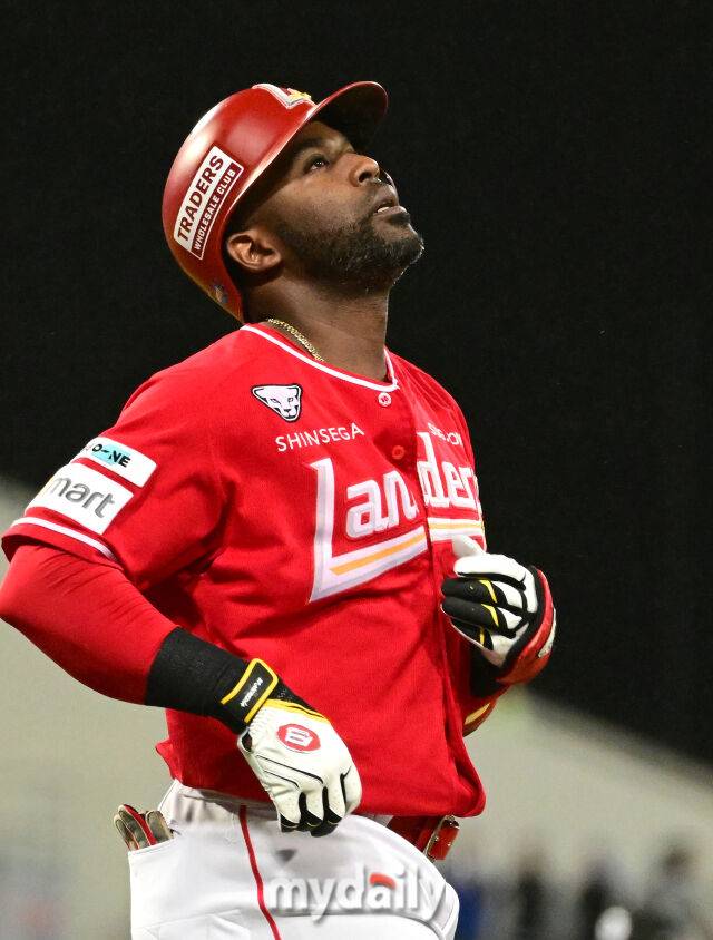 2025년 10월 13일 오후 대구 삼성라이온즈파크에서 열린 '2025 신한 SOL Bank KBO 포스트시즌' SSG 랜더스와 삼성 라이온즈의 준플레이오프 3차전 경기.SSG 에레디아가 5회초 2사 2루서 우익수 플라이 아웃을 당한 뒤 아쉬워하고 있다./대구=유진형 기자