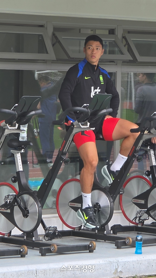 황희찬이 지난 12일 고양종합보조운동장에서 진행된 축구대표팀 훈련에서 사이클을 타며 몸 상태를 점검하고 있다. 황민국 기자