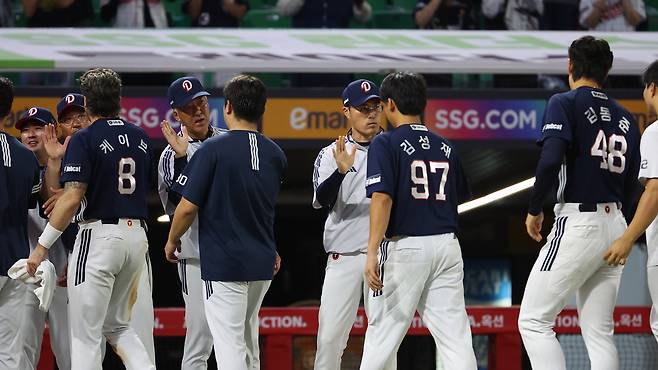 9월22일 인천 SSG랜더스필드에서 열린 2025 프로야구 두산 베어스와 SSG 랜더스의 경기에서 승리한 조성환 두산 감독 대행이 선수들과 인사하고 있다. 연합뉴스
