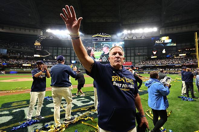 밀워키 팻 머피 감독이 12일 NLCS 진출을 확정한 뒤 팬에게 손을 들어 인사하고 있다. Getty Images코리아
