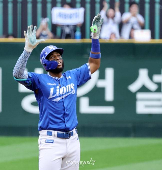 삼성 르윈 디아즈가 11일 열린 2025 KBO 준플레이오프 2차전에서 4회초 2타점 적시타를 터트린 후 세리머니를 하고 있다. /사진=강영조 선임기자