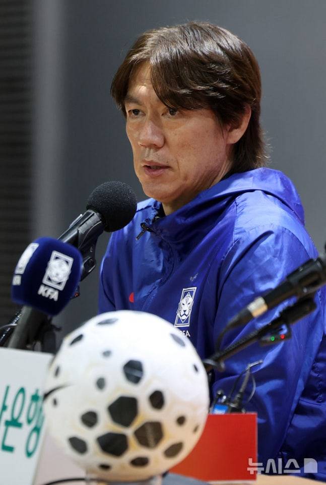 파라과이와 평가전을 앞둔 대한민국 축구대표팀 홍명보 감독이 13일 경기 고양시 고양종합운동장에서 기자회견을 하고 있다. /사진=뉴시스