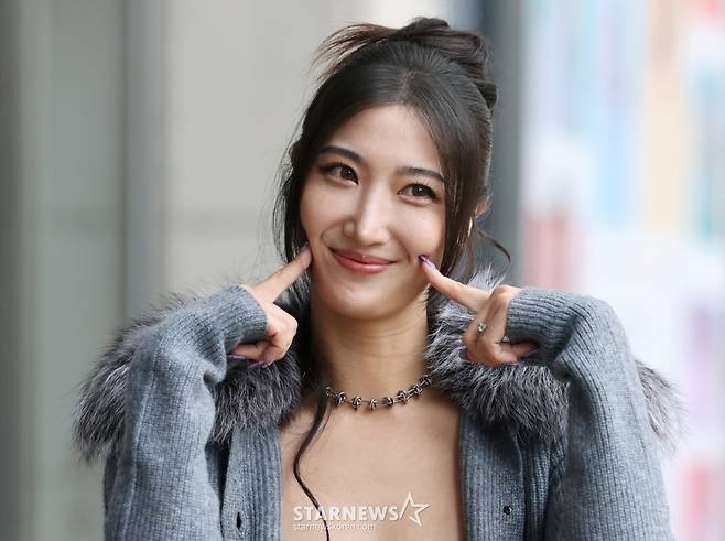 (서울=뉴스1) 권현진 기자 = 가수 겸 작곡가 이재가 라디오 '이은지의 가요광장' 출연을 위해 13일 오전 서울 영등포구 KBS 본관으로 들어서며 인사를 하고 있다. 이재는 네플릭스 애니메이션 '케이팝 데몬 헌터스'에서 '헌트릭스' 루미 역 보컬을 소화하며 인기를 끌고있다. 2025.10.13/뉴스1 Copyright (C) 뉴스1. All rights reserved. 무단 전재 및 재배포, AI학습 이용 금지. /사진=(서울=뉴스1) 권현진 기자