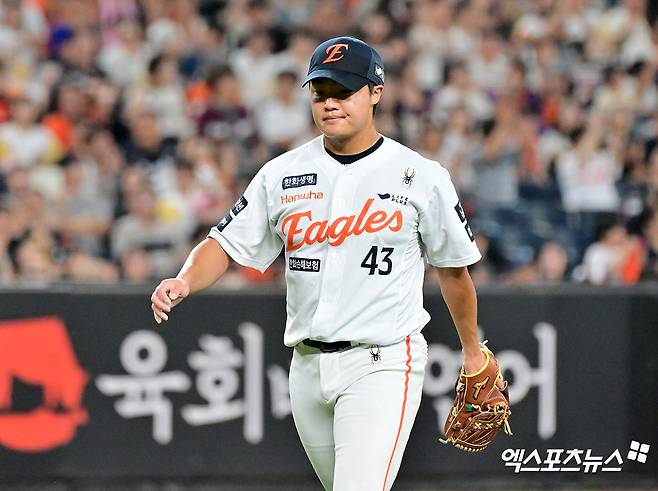 15일 오후 대전 한화생명 볼파크에서 열린 '2025 신한 SOL Bank KBO리그' 키움 히어로즈와 한화 이글스의 경기, 2회초 수비를 마친 한화 정우주가 더그아웃으로 향하고 있다. 엑스포츠뉴스DB