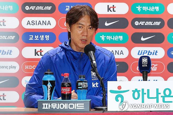 취재진 질문에 답하는 홍명보 감독 (고양=연합뉴스) 서대연 기자 = 대한민국 축구 국가대표팀 홍명보 감독이 파라과이와의 평가전을 하루 앞둔 13일 경기도 고양시 고양종합운동장에서 열린 공식 기자회견에서 취재진 질문에 답하고 있다. 2025.10.13 dwise@yna.co.kr