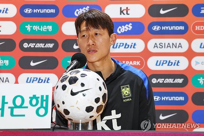 파라과이전 각오 밝히는 이재성 (고양=연합뉴스) 서대연 기자 = 대한민국 축구 국가대표팀 이재성이 파라과이와의 평가전을 하루 앞둔 13일 경기도 고양시 고양종합운동장에서 열린 기자회견에서 발언하고 있다. 2025.10.13 dwise@yna.co.kr