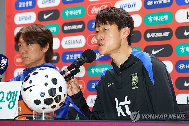 파라과이전 각오 밝히는 이재성 (고양=연합뉴스) 서대연 기자 = 대한민국 축구 국가대표팀 이재성이 파라과이와의 평가전을 하루 앞둔 13일 경기도 고양시 고양종합운동장에서 열린 기자회견에서 발언하고 있다. 2025.10.13 dwise@yna.co.kr