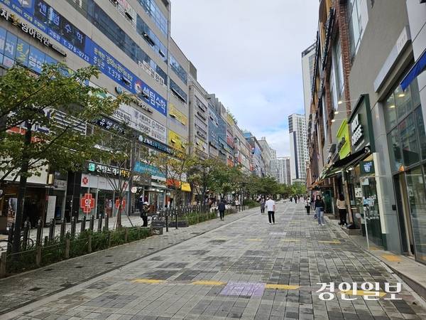 14일 화성 동탄신도시 내 번화가 거리에 사람들이 한산하다.2025.10.14 /김지원기자 zone@kyeongin.com