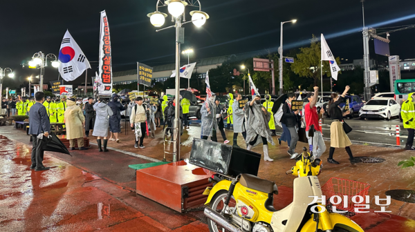 13일 안산시 단원구 중앙역 인근에서 최대 70명이 모인 반중(反中)집회가 열렸다. 2025.10.13 /목은수기자wood@kyeongin.com