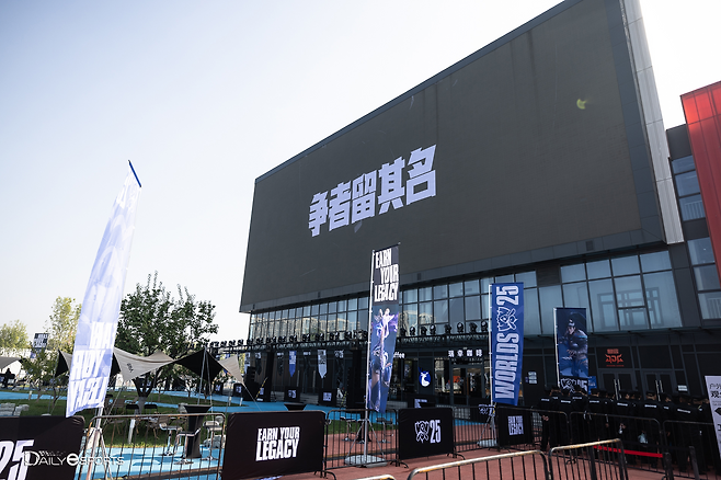 롤드컵 플레이-인이 열리는 중국 베이징 스마트 e스포츠 센터(징동 게이밍 홈 경기장)