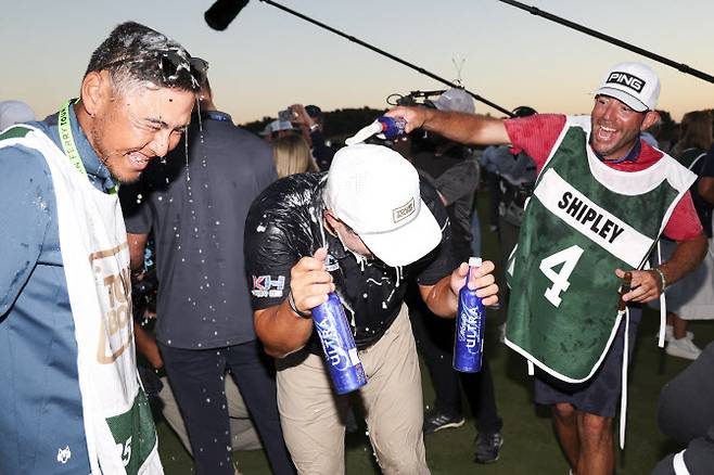 이승택이 동료들과 함께 샴페인 샤워를 하며 기뻐하고 있다.(사진=AFPBBNews)