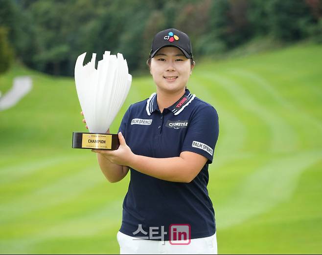 홍정민이 12일 끝난 KLPGA 투어 K푸드 놀부 화미 마스터즈에서 우승한 뒤 트로피를 들어 올리고 있다. (사진=이데일리 골프in 조원범 기자)