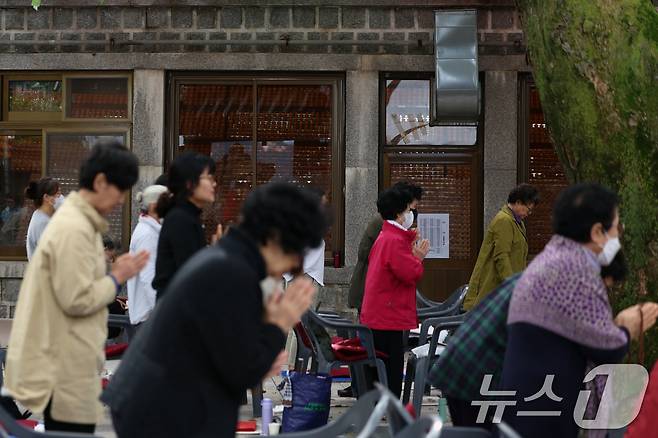 2026학년도 대학수학능력시험을 30일 앞둔 14일 오후 서울 강북구 삼각산 도선사에서 학부모들이 불자들이 자녀의 학업 성취를 기원하며 기도하고 있다. 2025.10.14/뉴스1 ⓒ News1 황기선 기자