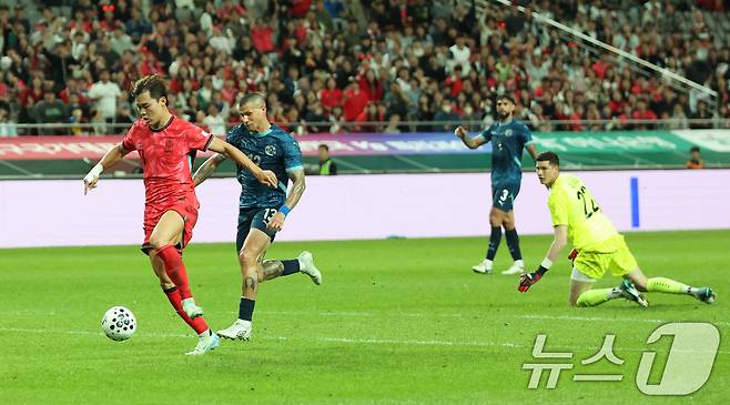 한국 남자 선수 A매치 최다 출전한 손흥민이 14일 오후 서울 마포구 서울월드컵경기장에서 열린 하나은행 초청 축구국가대표팀 친선경기 대한민국과 파라과이의 경기 후반전에서 두번째 골을 넣은 오현규가 슛을 하고 있다. 2025.10.14/뉴스1 ⓒ News1 김명섭 기자