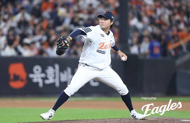 한화 김범수가 대전 한화생명 볼파크에서 열린 2025 KBO리그 롯데와 경기에서 힘차게 공을 던지고 있다. 사진 | 한화 이글스