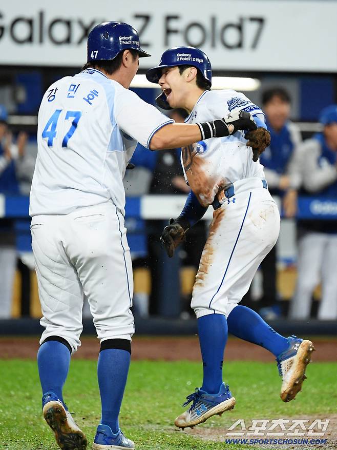 먼저 득점 후 김지찬의 미친 주루 센스에 깜짝 놀란 강민호.