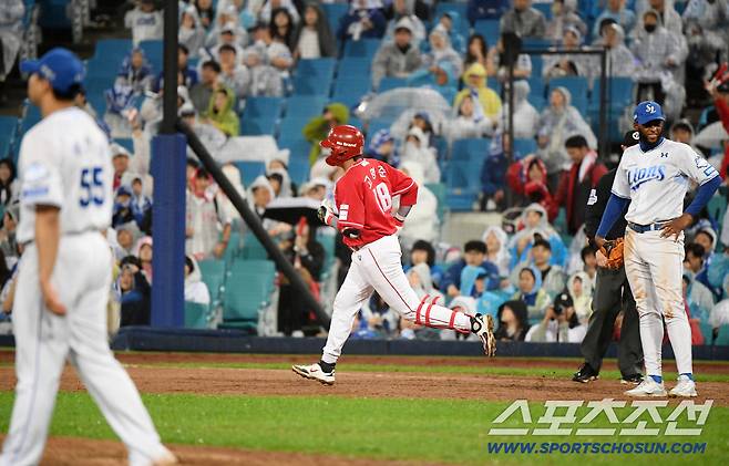 13일 대구 라이온즈파크에서 열린 SSG와 삼성의 준PO 3차전. 9회초 무사 1루 고명준이 투런포를 친 후 그라운드를 돌고 있다. 대구=정재근 기자 cjg@sportschosun.com/2025.10.13/