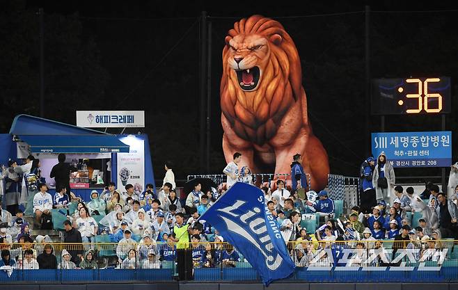 13일 대구 라이온즈파크에서 열린 삼성과 SSG의 준PO 3차전. 삼성 팬들이 비를 맞으며 열띤 응원전을 펼치고 있다. 대구=박재만 기자 pjm@sportschosun.com/2025.10.13/