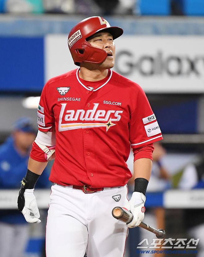 14일 대구 라이온즈파크에서 열린 SSG와 삼성의 준PO 4차전. 8회초 1사 1, 3루 한유섬이 삼진을 당하고 있다. 대구=정재근 기자 cjg@sportschosun.com/2025.10.14/