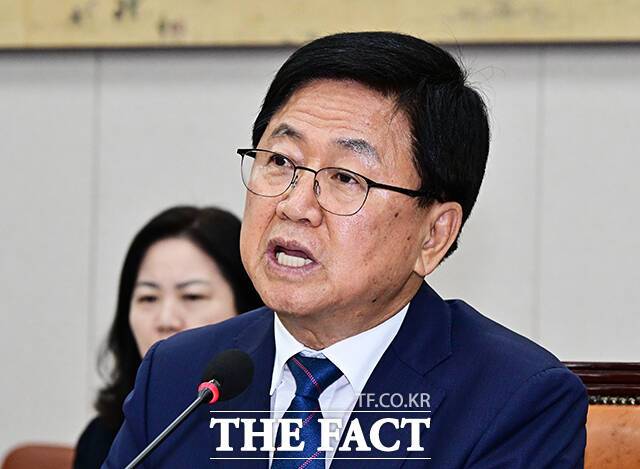 최교진 부총리 겸 교육부 장관 후보자가 2일 오전 서울 여의도 국회 교육위원회에서 열린 인사청문회에 참석해 질의에 답변을 하고 있다. /국회=배정한 기자