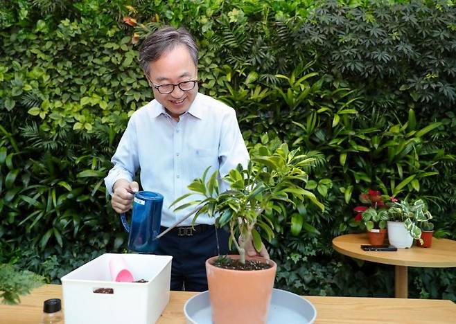 유성훈 금천구청장이 오미생태공원 내 금천정원지원센터에서 화분을 가꾸고 있다. 지난해 문을 연 오미생태공원은 축구장 2.7배 규모의 대형 생활권 공원으로 금천구의 대표적인 녹지 인프라로 꼽힌다. 금천구 제공.