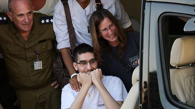 풀려난 에비야타르 데이비드가 텔아비브 외곽의 병원에 도착하며 미소 짓고 있다