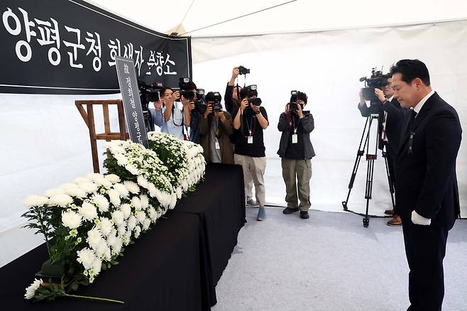 장동혁 국민의힘 대표가 13일 오전 서울 여의도 국회에 마련된 '고 정희철 양평군청 희생자' 빈소에서 묵념을 하고 있다./뉴시스