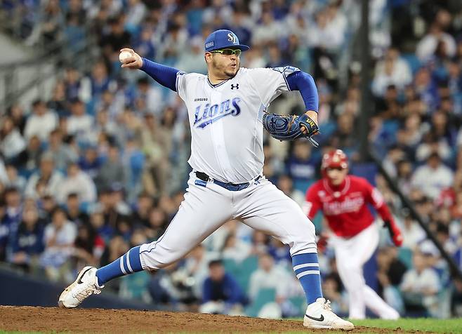 14일 오후 대구 삼성라이온즈파크에서 열린 프로야구 2025 신한 SOL뱅크 KBO 준플레이오프 4차전 SSG 랜더스와 삼성 라이온즈의 경기, 삼성 선발 후라도가 7회초 2사 1루 상황 역투를 펼치고 있다. /뉴스1