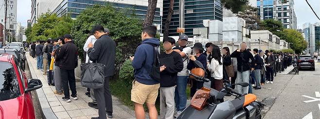 14일 서울 성수동 팔란티어 팝업스토어 앞에 입장을 대기 중인 사람들이 줄을 서고 있다./김수정 기자