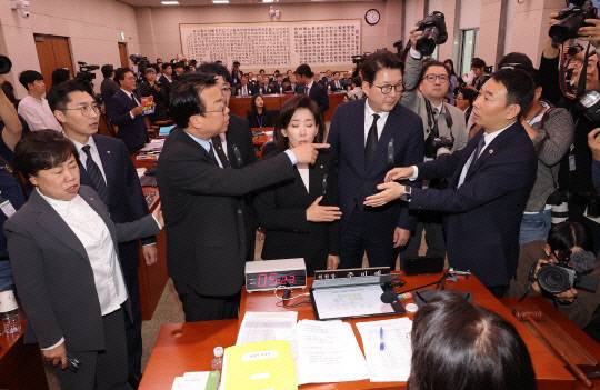 지난 13일 서울 여의도 국회에서 열린 대법원 등에 대한 법제사법위원회 국정감사에서 국민의힘 의원들이 추미애 법사위원장에게 조희대 대법원장 이석을 요구하고 있다. 연합뉴스