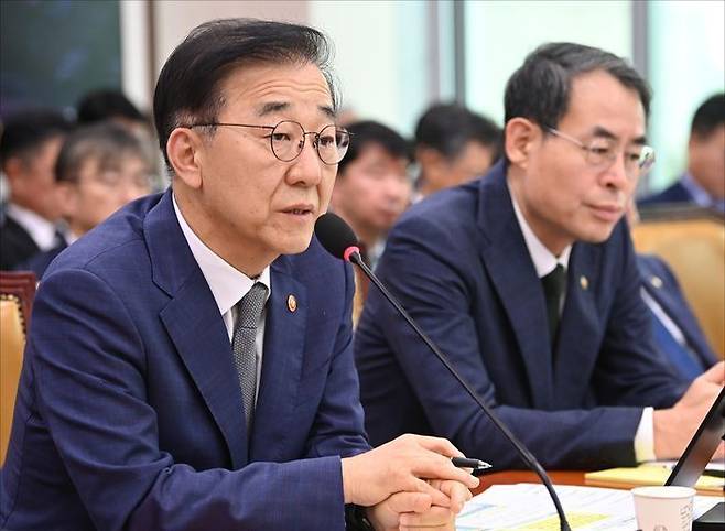 김윤덕 국토교통부 장관(왼쪽)이 13일 오전 서울 여의도 국회에서 열린 국회 국토교통위원회 국토교통부 2025 국정감사에서 질의에 답변하고 있다. ⓒ데일리안 홍금표 기자