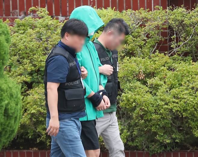 태국 파타야에서 공범 2명과 함께 한국인 관광객을 납치 살해한 혐의를 받는 피의자 A 씨(27)가 조사를 위해 경남 창원시 성산구 경남경찰청 형사기동대로 이동하고 있다. A 씨는 이날 캄보디아 프놈펜에서 인천국제공항을 통해 국내로 강제 송환됐다. 캄보디아에서 붙잡힌 지 58일 만이다. 2024.7.10/뉴스1