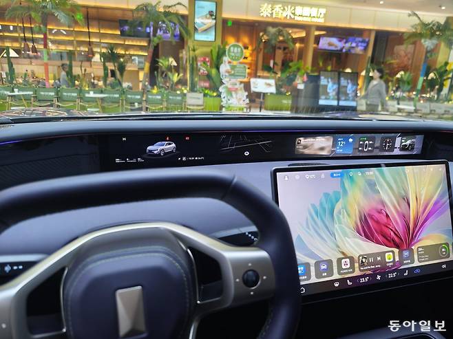중국 전기차 브랜드 ‘아바타’의 내부 모습. 차량 앞유리 아래쪽에 가로로 긴 형태의 디스플레이가 설치돼 있다. 최근 중국 전기차들 사이에선 차량 내부의 고급화가 중요한 경쟁 포인트로 부각되고 있다.
베이징=김철중 특파원 tnf@donga.com