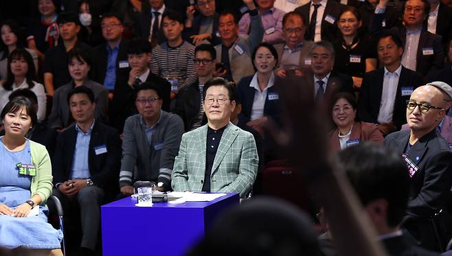 질문받는 이재명 대통령 (서울=연합뉴스) 김도훈 기자 = 이재명 대통령이 14일 서울 동대문구 콘텐츠문화광장에서 열린 디지털토크라이브 '국민의 목소리, 정책이 되다' 간담회에서 질문을 받고 있다. 2025.10.14 superdoo82@yna.co.kr (끝)