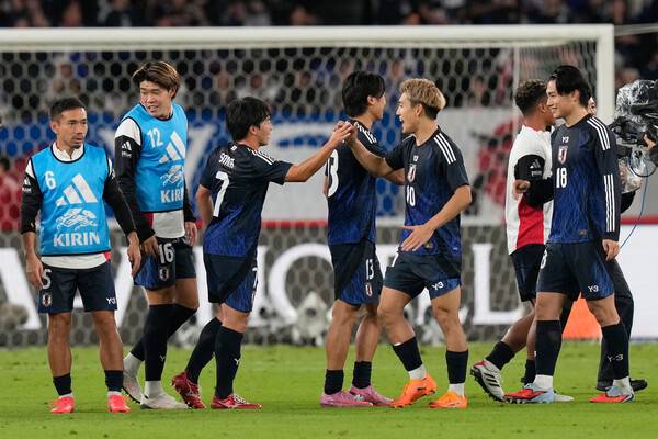 일본 축구대표팀 선수들이 14일 열린 브라질과 평가전에서 승리한 뒤 기뻐하고 있다. 도쿄/AP 연합뉴스