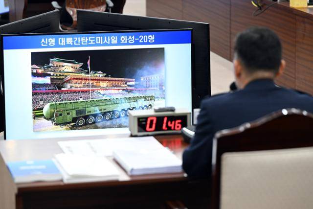 진영승 합동참모의장이 14일 서울 용산구 합동참모본부에서 열린 2025년 국정감사에서 북한이 공개한 신형 대륙간탄도미사일 화성-20형 사진을 보고 있다. 뉴시스