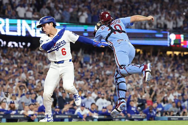 <yonhap photo-3344=""> LOS ANGELES, CALIFORNIA - OCTOBER 09: Hyeseong Kim #6 of the Los Angeles Dodgers scores a run past J.T. Realmuto #10 of the Philadelphia Phillies on an error by Orion Kerkering #50 during the 11th inning in game four of the National League Division Series at Dodger Stadium on October 09, 2025 in Los Angeles, California. Harry How/Getty Images/AFP (Photo by Harry How / GETTY IMAGES NORTH AMERICA / Getty Images via AFP)/2025-10-10 11:10:48/ <저작권자 ⓒ 1980-2025 ㈜연합뉴스. 무단 전재 재배포 금지, AI 학습 및 활용 금지></yonhap>