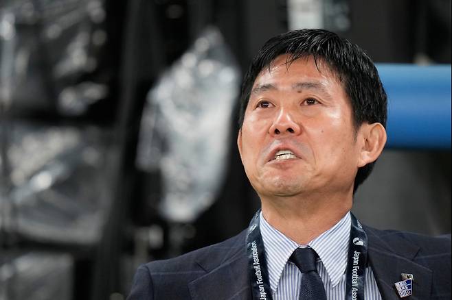 <yonhap photo-5095=""> Japan's head coach Hajime Moriyasu sings the national anthem before the start of the friendly soccer match between Japan and Brazil Tuesday, Oct. 14, 2025, in Tokyo. (AP Photo/Eugene Hoshiko)/2025-10-14 19:58:27/ <저작권자 ⓒ 1980-2025 ㈜연합뉴스. 무단 전재 재배포 금지, AI 학습 및 활용 금지></yonhap>